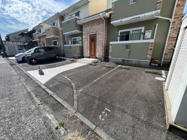 リブレア宮の陣Ｂ棟の駐車場