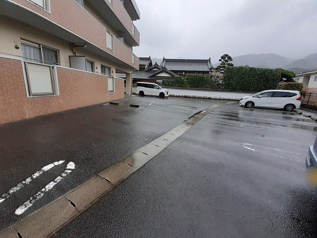 ラ．コスモスの駐車場|駐車場に車を止められます