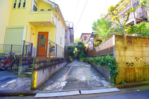 横浜市鶴見区馬場４丁目の売地の前面道路含む現地写真|駐車スペース2台駐車可能です。
お気軽にお問い合わせください。