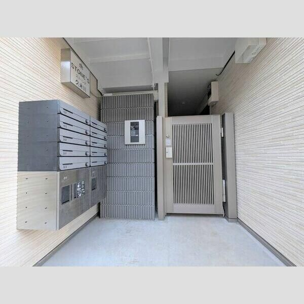 ストーンズ久米川のエントランス