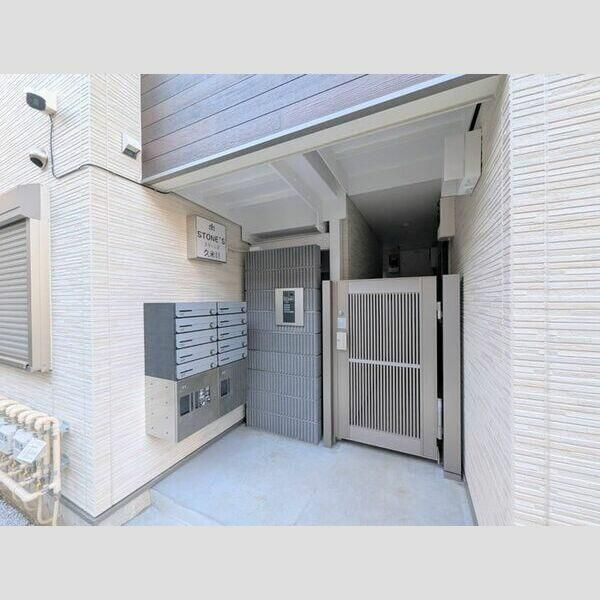ストーンズ久米川のエントランス