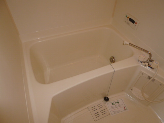 ファミールＦＵＪＩ　Ａの浴室|追い焚きバス