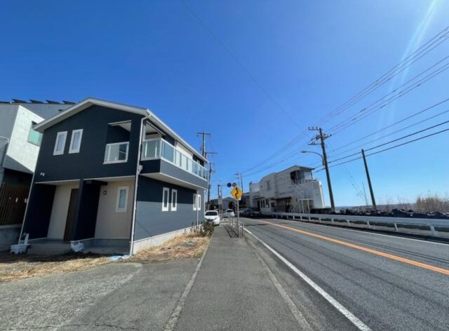 小田原市国府津オーシャンビュー戸建の前面道路含む現地写真