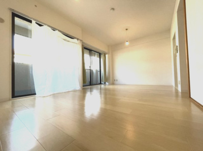 【居間・リビング】 | ガーデンヒルズ | こちらのリビングで趣味の時間をお楽しみください