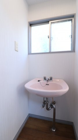 多聞台2丁目戸建の洗面所