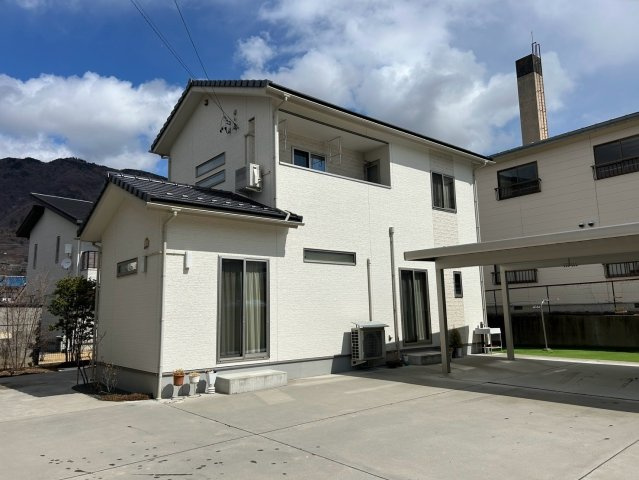 中古住宅　上田市常磐城五丁目の外観|広々とした庭と急な来客にも対応できる駐車スペースのあるお家です♪