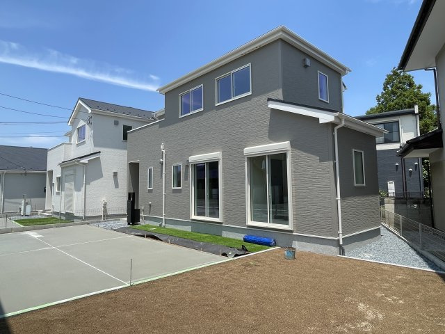 高崎市新町24-1期（全5棟）4号棟の外観|隣地との距離も保ちながらも綺麗な街並みに溶け込みました！
駐車スペースやお庭も十分に確保しています！