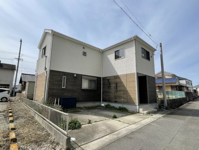 常滑市鯉江本町5丁目　中古戸建の駐車場|並列駐車2台可能なカースペース。