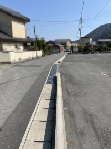 高島市勝野304坪土地の前面道路含む現地写真