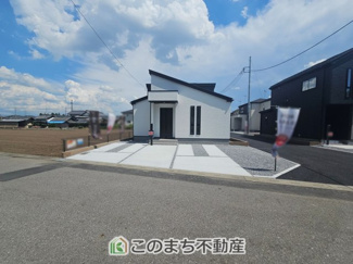 【駐車場】 | コンクリート舗装された駐車場は雨の時も水たまりにならずに便利です♪