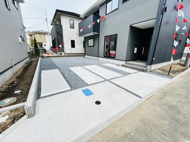 新築　高崎市下豊岡町2期　１号棟の駐車場|現地写真　駐車スペースは並列2台+1台分可能です！

