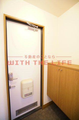 レ・ファミール・ド・ジョイ60【キャッシュバック対象物件】の玄関|明るい玄関です