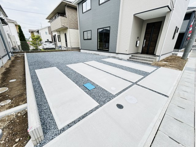 新築　高崎市下豊岡町2期　3号棟の駐車場|現地写真　駐車スペースは並列2台+1台分可能です！

