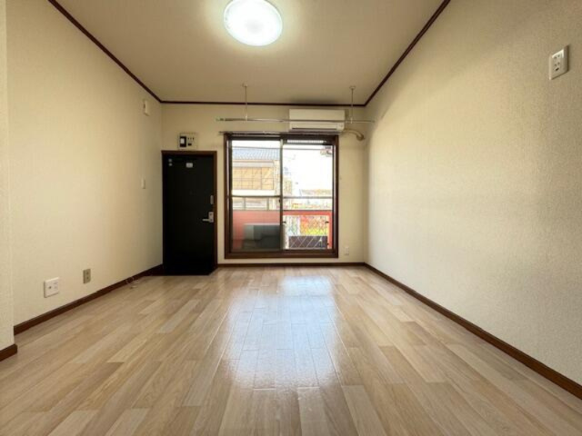 ストークハイツ山口の内装|別の部屋の写真です。