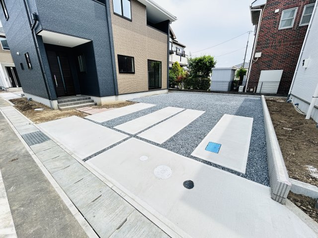 新築　高崎市下豊岡町2期　4号棟の駐車場|現地写真　駐車スペースは並列2台+1台分可能です！
