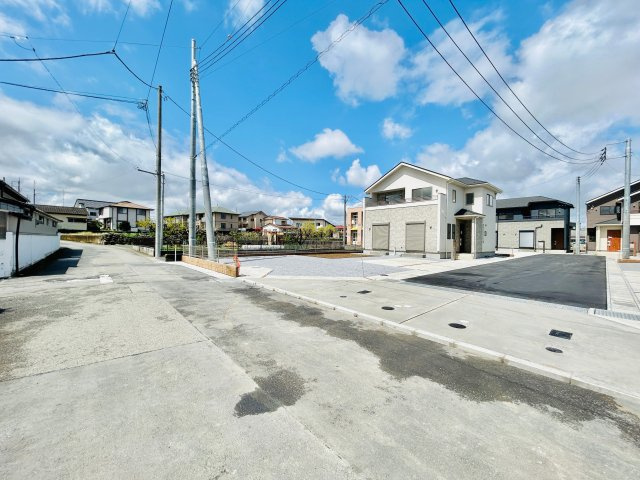 桐生市広沢町１丁目の前面道路含む現地写真|前面道路は交通量が少なく、出入りしやすいです。
