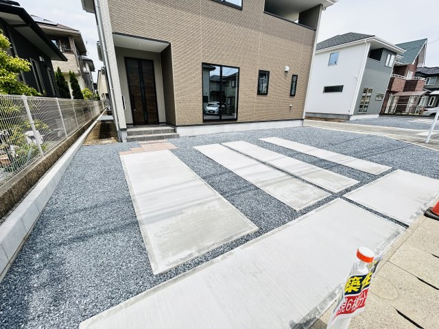 新築　高崎市下豊岡町2期　5号棟の駐車場|現地写真　駐車スペースは並列3台分可能です！
