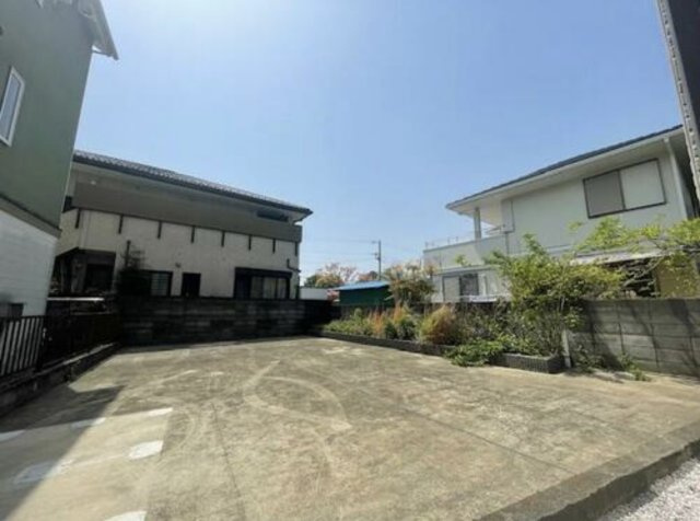 中郡大磯町月京　敷地広々大型中古住宅の駐車場