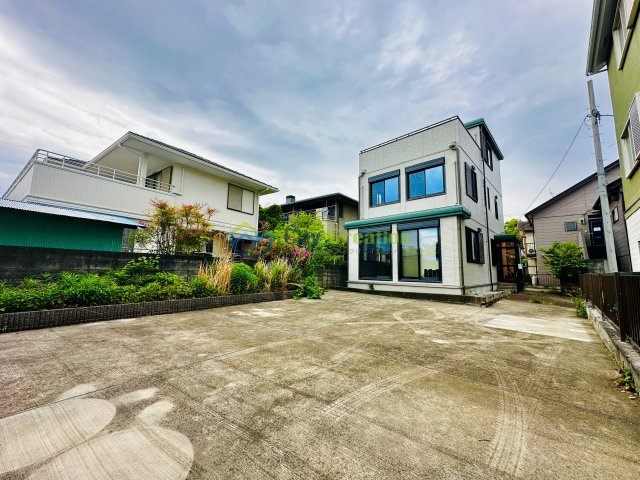 中郡大磯町月京　敷地広々大型中古住宅の外観