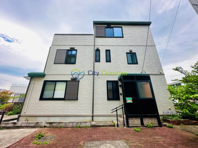 中郡大磯町月京　敷地広々大型中古住宅の外観