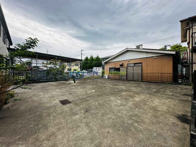 中郡大磯町月京　敷地広々大型中古住宅の駐車場