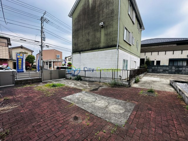 中郡大磯町月京　敷地広々大型中古住宅の駐車場