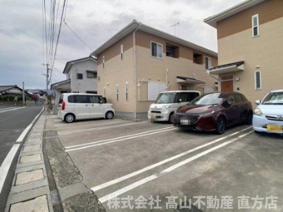 直方市大字感田のアパートの駐車場