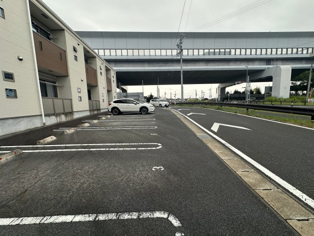 エステート若石山の駐車場