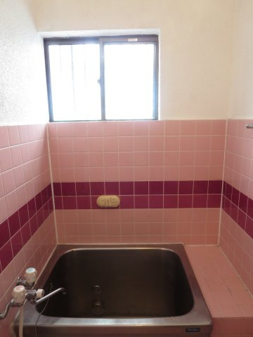 中古戸建　大東市津の辺町（昭和58築）の浴室|窓から陽が差し込む明るいお風呂☆