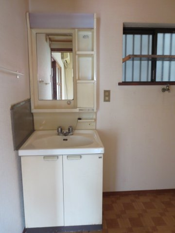 中古戸建　大東市津の辺町（昭和58築）の洗面所|清潔感ある独立洗面台と室内洗濯機置場です！