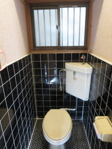 中古戸建　大東市津の辺町（昭和58築）のトイレ|窓から採光・換気ができるトイレです☆