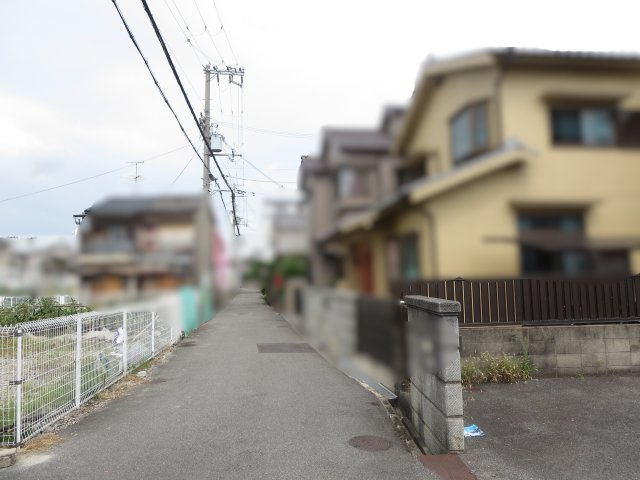 中古戸建　大東市津の辺町（昭和58築）の前面道路含む現地写真