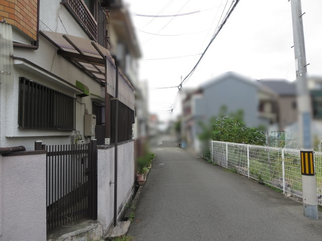 中古戸建　大東市津の辺町（昭和58築）の前面道路含む現地写真