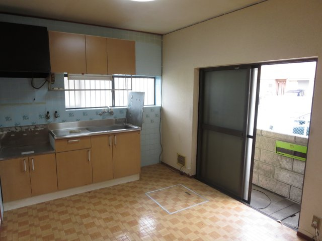 中古戸建　大東市津の辺町（昭和58築）のキッチン|2面開口で採光と通風良しなダイニングキッチン☆