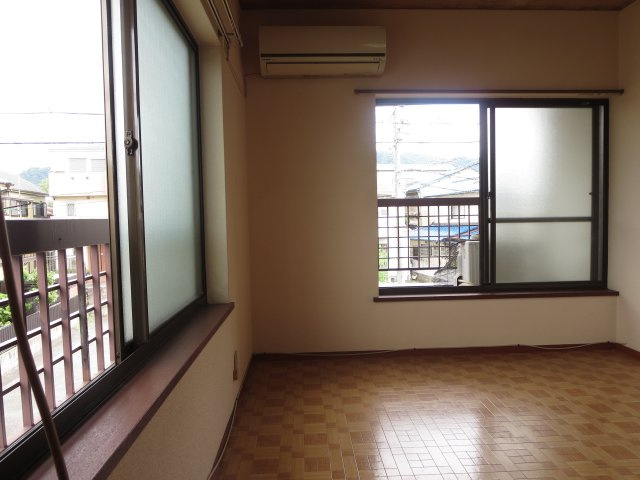 中古戸建　大東市津の辺町（昭和58築）の洋室|陽が差し込む２階洋室です☆