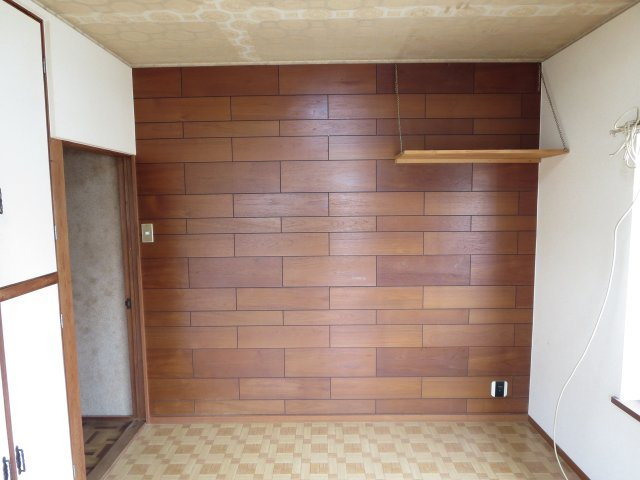 中古戸建　大東市津の辺町（昭和58築）の洋室|２階洋室は一面おしゃれな壁紙☆上部収納付き！