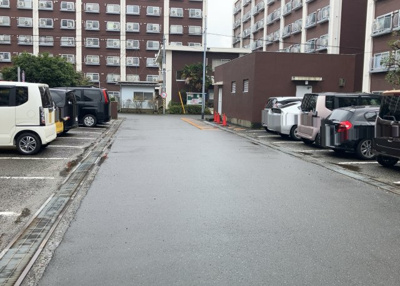 【その他】 | ルネ東林間 | 中庭（パティオ）とは、一つの建築物の内部に設けられた、壁などで囲われている庭のことを指します。コの字型、ロの字型が主流ですが、L字型の中庭もあります。最近では、インテリア性の高さからも人気があります。