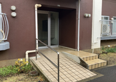 【エントランス】 | ルネ東林間 | マンションのエントランスには、もともと風よけや防犯の役割がありますが、マンションによって宅配ボックスなどの設備が備わっている所もあります。日々の生活をイメージしながら生活しやすさをチェックしましょう。