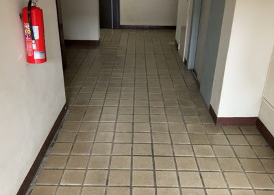 【ロビー】 | ルネ東林間 | ラウンジは、マンションの共用スペースに椅子やテーブルなどを配置した利用者が寛げる空間です。屋内型ラウンジと屋外型ラウンジがあります。共用部分の管理状況と合わせて、詳細については現地でご確認ください。