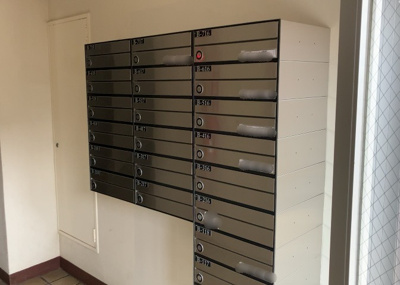 【設備】 | ルネ東林間 | エントランス付近に設置されている集合ポストは、住んでいる部屋と離れているため、ポストをあさるなど誰かに何かされていても被害に気づきにくいです。入居する時には他人に特定されにくい番号で鍵をかけましょう！