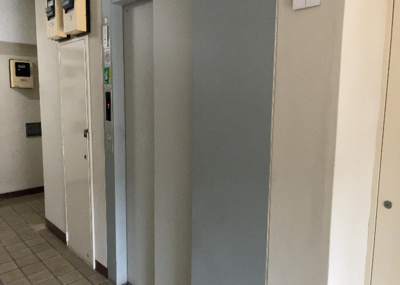 【ロビー】 | ルネ東林間 | ロビーというと、エントランスと何がちがうの？と思いますよね。実はロビーとエントランスには明確な決まりはありません。物件によっては、エントランスを入って広がるある程度の広さのある空間がロビーとなります。