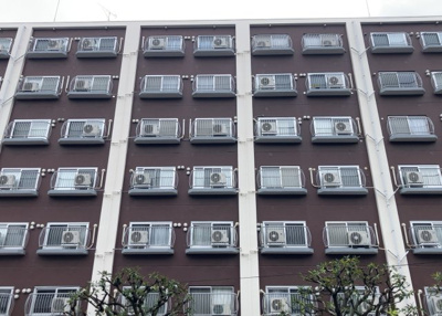 【外観】 | ルネ東林間 | 道幅が広い場所は日当たりや風通が良好です。幅が広いのですれ違いも可能ですし大きな車でも駐車可能！一方で、大型車が通ることも多くなるため交通量の増加により騒音に繋がります。また土地の値段が高くなります。