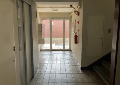 【玄関】 | ルネ東林間 | 玄関は家の顔でもあり、家族以外の目にも止まる場所です。玄関は外との間を仕切る扉、靴などをしまっておく収納スペース、靴脱ぎのたたきスペース、来客とのやり取りをするドアホンなど複数のアイテムからなります。