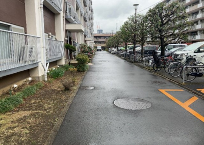 【内装】 | ルネ東林間 | 共有部分は、住民なら誰もが使える設備のこと。例えば駐車場やエレベーター、インターネット設備、セキュリティ設備などがあります。他にも、マンションの廊下・外部階段やエントランス・ゴミ置き場などがあります。