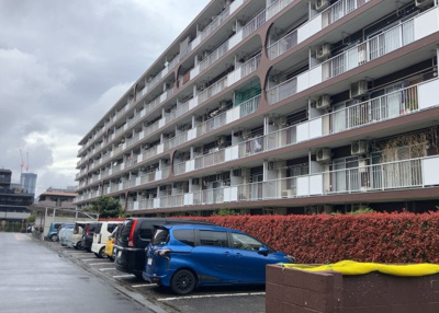 【外観】 | ルネ東林間 | 外観はマンション管理がされているかの目安になります。築年数が古いと、壁面は劣化してひび割れが生じることも！建物が古びていても細かいところが修繕されていると、きちんと管理されているなぁと感じるでしょう。