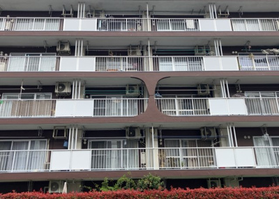 【外観】 | ルネ東林間 | 一般的なバルコニーは、奥行1.5ｍ程ですが、ワイルドバルコニーは2ｍまで広がっています。そのため洗濯物の間隔をあけ干すことができ、乾きやすいというメリットや、ガーデニングが楽しめる等の特徴があります。