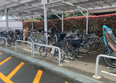 【駐車場】 | ルネ東林間 | 車一台あたりに必要なスペースは、標準サイズの普通自動車で横幅2m50cm、長さ5mは必要になります。ただし、乗降のことも考慮して横幅3m30cm、長さ5m50cmほどは確保できるところを選びましょう。