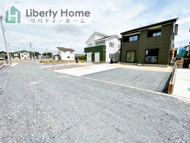 水戸市河和田町3期　新築戸建　2号棟の前面道路含む現地写真