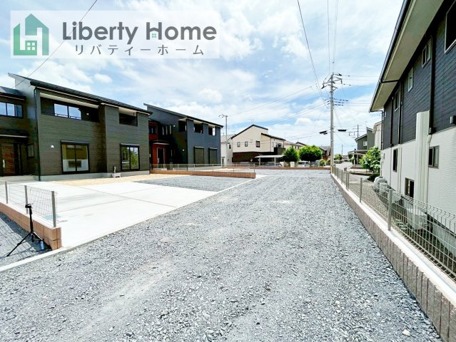 水戸市河和田町3期　新築戸建　2号棟の前面道路含む現地写真