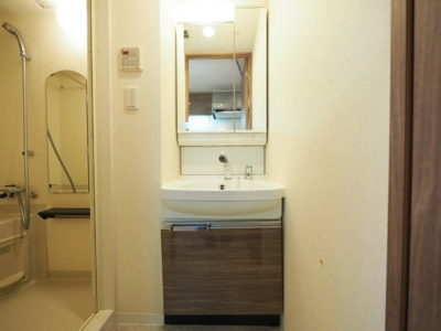 【洗面所】 | プレサンス梅田北ディア | 忙しい朝には欠かせない洗面所です